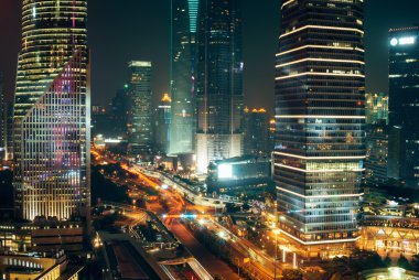 Trafik ışıkları, Shanghai şehir merkezinde geceleri içinde gökdelenler