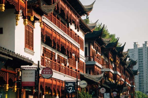 Будинки в класичному китайському гріху старого міста Шанхай. — стокове фото