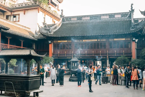 Поклонники и туристы в буддийском храме в Шанхае — стоковое фото