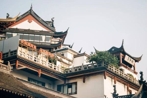 Крыша храма построена в древнем китайском стиле — стоковое фото