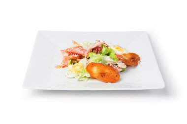 Beyaz tabakta Sezar salatası