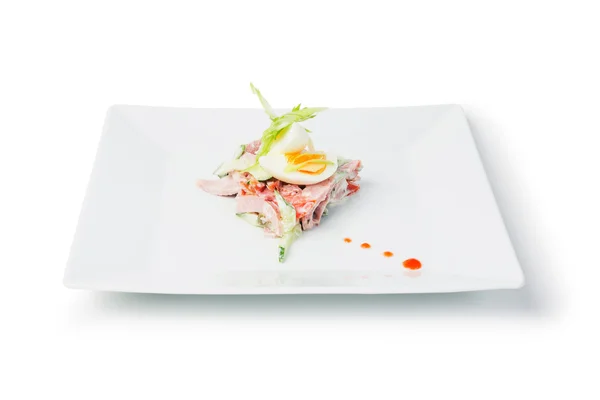 Тарелка рыбного салата — стоковое фото