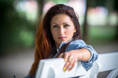 Kırmızı saçlı kız