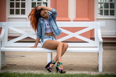 Kırmızı saçlı kız