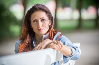 Kırmızı saçlı kız