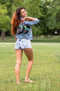 Kırmızı saçlı kız