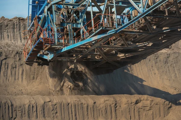 Grande máquina escavadora na mina — Fotografia de Stock