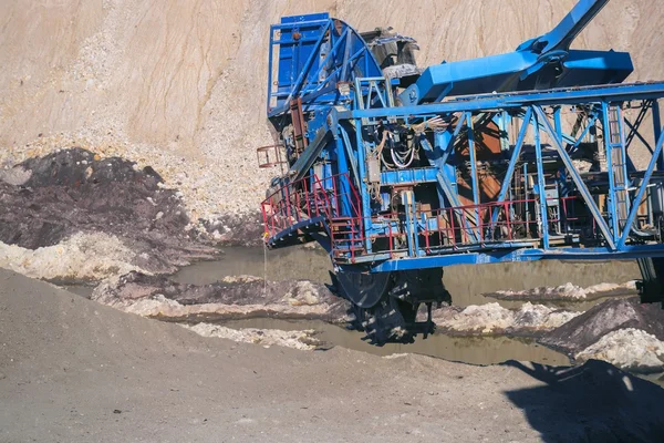 Stora grävmaskin maskin i gruvan — Stockfoto