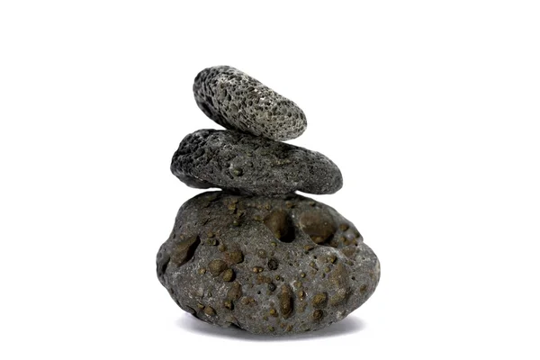 Siyah garip kaya üzerinde beyaz izole — Stok fotoğraf