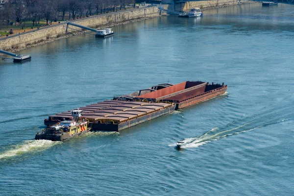 Langes Containerschiff unterwegs — Stockfoto