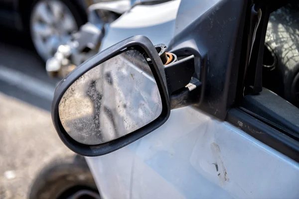 Voiture endommagée après l'accident — Photo