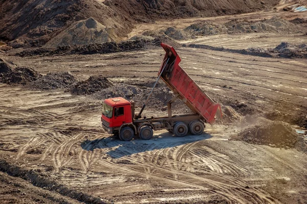 Site d'excavation avec machine de construction — Photo