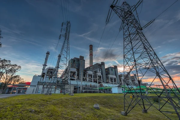 Großes Kraftwerk produziert Wärme — Stockfoto