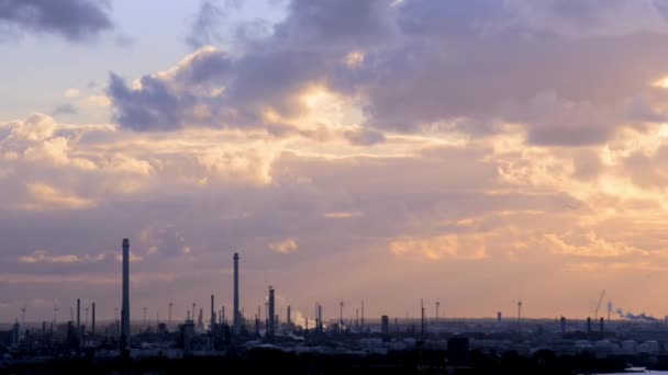 Industriële zone bij zonsondergang — Stockvideo