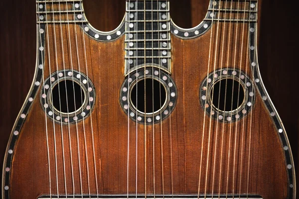 Стареющий музыкальный инструмент — стоковое фото