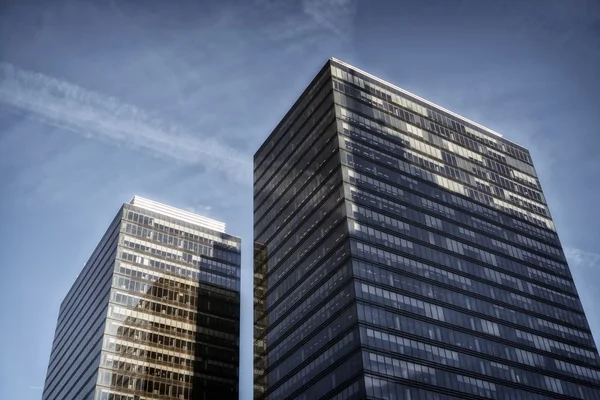 Grattacieli contro il cielo blu — Foto Stock