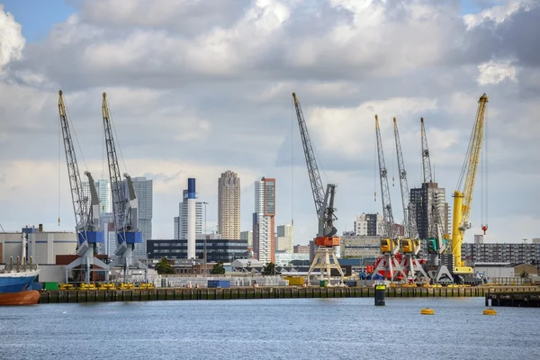 Grote olietanker in kanaal — Stockfoto