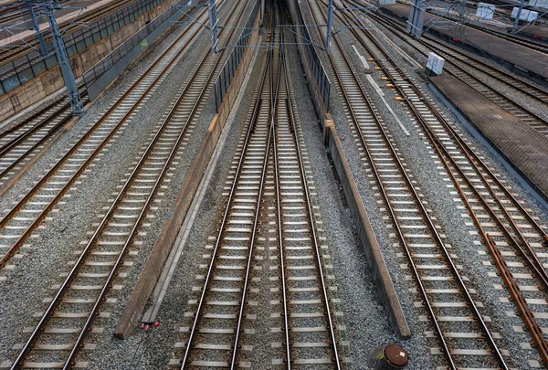 Nákladní vlaky v stará vlaková stanice — Stock fotografie