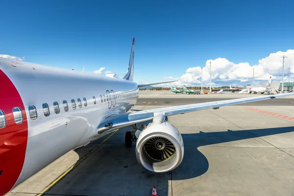Weißes Flugzeug am Flughafen — Stockfoto