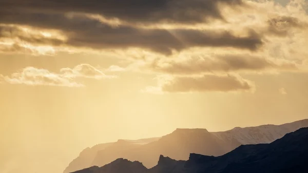 Solnedgången över bergen — Stockfoto