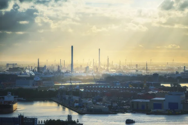 Zona industrial al atardecer — Foto de Stock