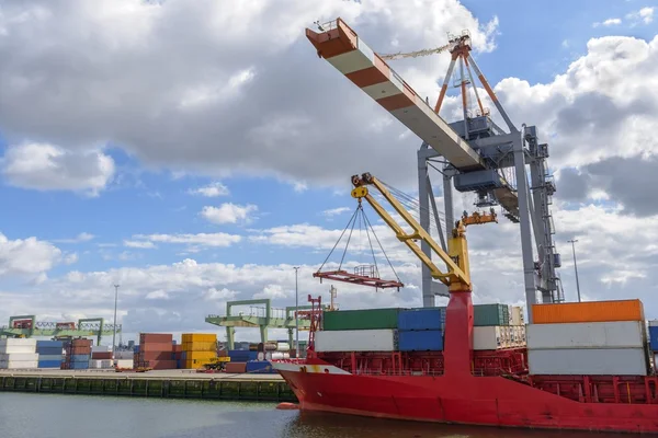 Großer Öltanker im Kanal — Stockfoto