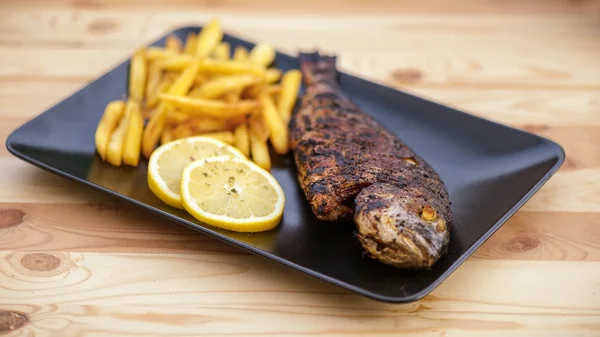 Cozinhar peixe na grelha — Fotografia de Stock