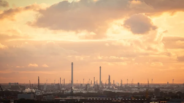 Industriegebiet bei Sonnenuntergang — Stockfoto