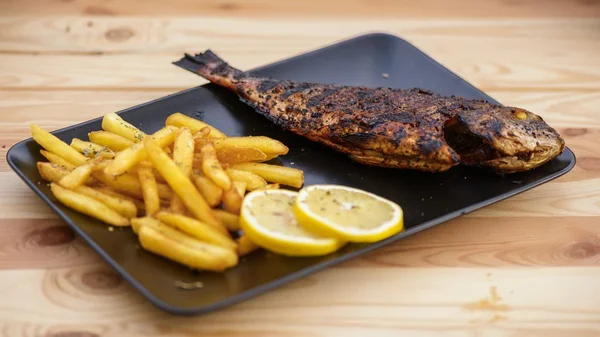 Fisch auf dem Grill kochen — Stockfoto