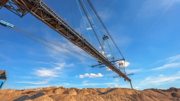 Große Baggermaschine im Bergwerk — Stockfoto