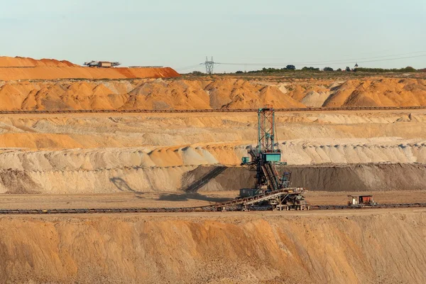 Máquina excavadora grande en la mina —  Fotos de Stock