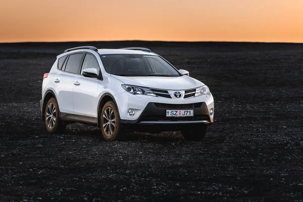 Vik, iceland - 08. Mai 2015. toyota rav4 Geländewagen mit Allradantrieb auf unbefestigten Straßen und im Gelände — Stockfoto