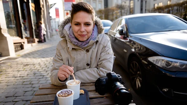 Menina bonito beber café — Fotografia de Stock