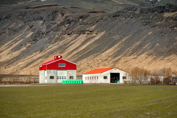 Farm house near mountain — Stock Photo, Image