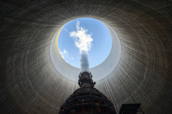 Enorme central eléctrica produciendo calor — Foto de Stock