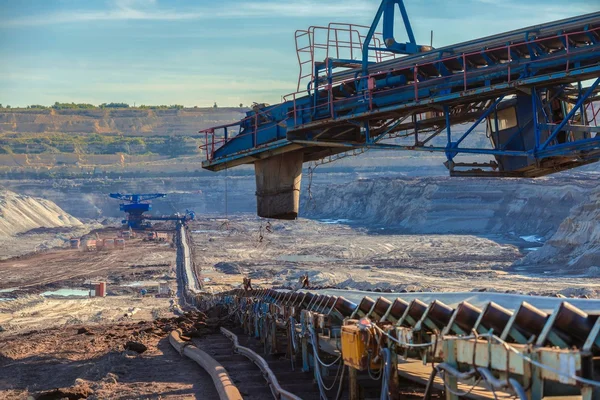 Nastro trasportatore lungo che trasporta minerale — Foto Stock