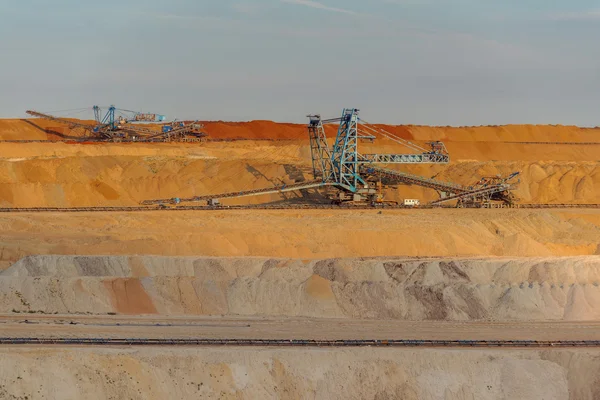 大型挖掘机机在矿井 — 图库照片