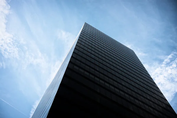 Rascacielos contra cielo azul —  Fotos de Stock