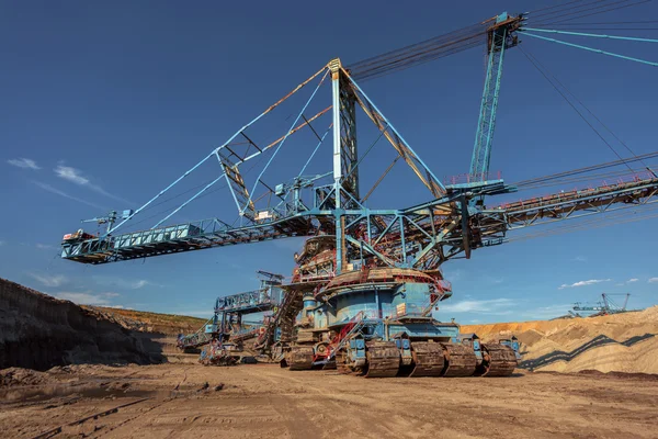 Große Baggermaschine im Bergwerk — Stockfoto