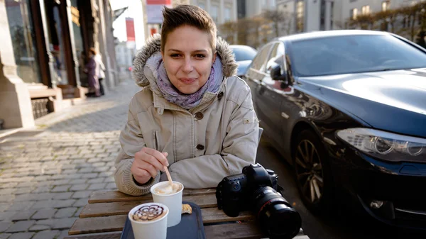 Jolie fille boire du café — Photo