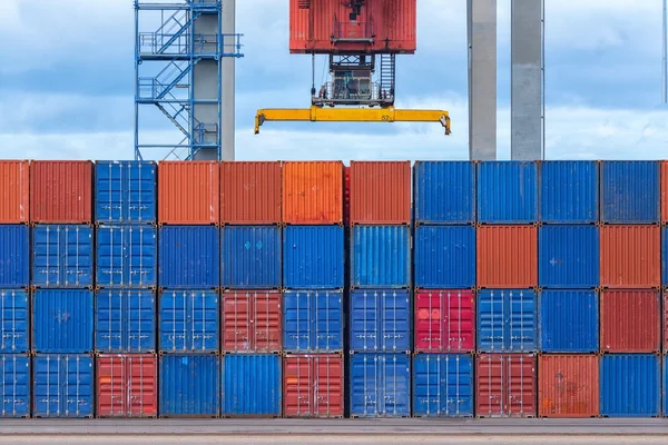 Frachtcontainer in Werft — Stockfoto