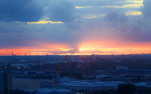 Zona industrial al atardecer — Foto de Stock