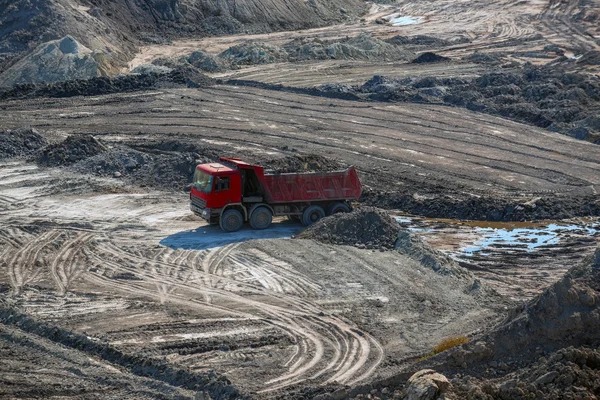 Sitio de excavación con máquina de construcción — Foto de Stock