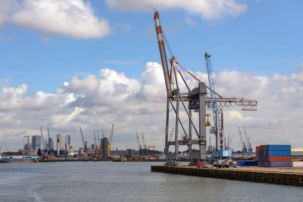 Großer Öltanker im Kanal — Stockfoto