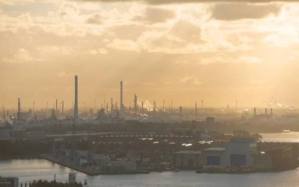 Zona industrial al atardecer — Foto de Stock