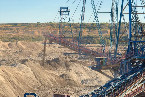 Große Baggermaschine im Bergwerk — Stockfoto