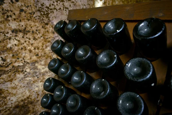Langer unterirdischer Ziegelstollen im Weinkeller — Stockfoto