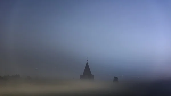 Torre de la iglesia en niebla — Foto de Stock