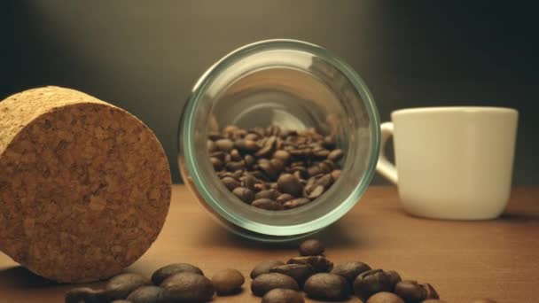 Granos de café tostados en la mesa en movimiento de cámara — Vídeo de stock