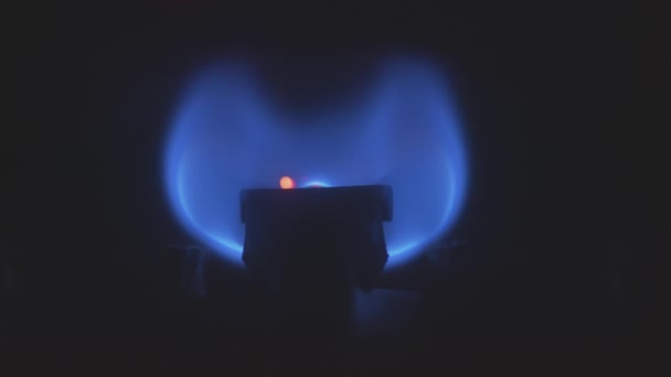 Ev ısısı sisteminde gaz ocağı alevi — Stok video